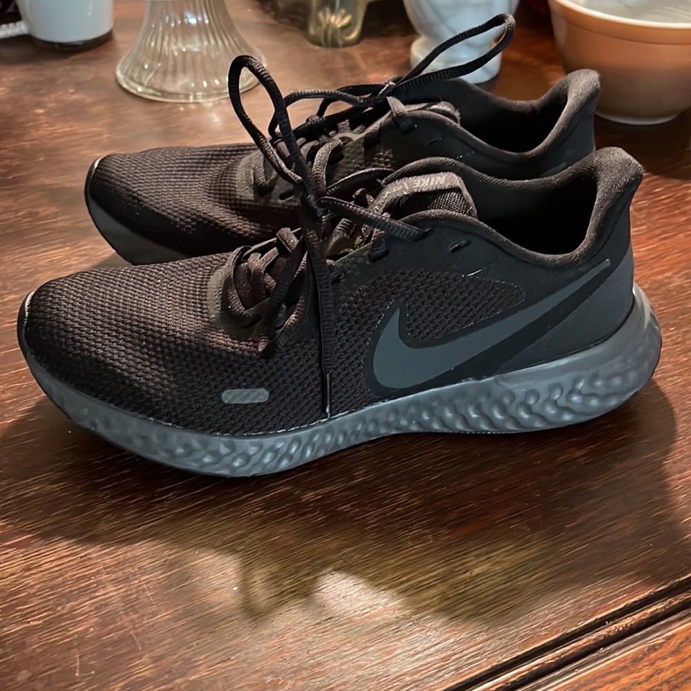 Nike revolution sz 9 EUC